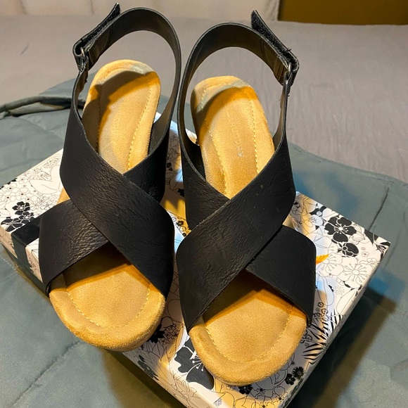 CL by Laundry Shoes - Adorable black wedges!